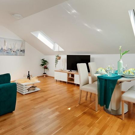 Modern & Spacious Rooftop Apartment With Natual Sunlight Сплит Екстериор снимка