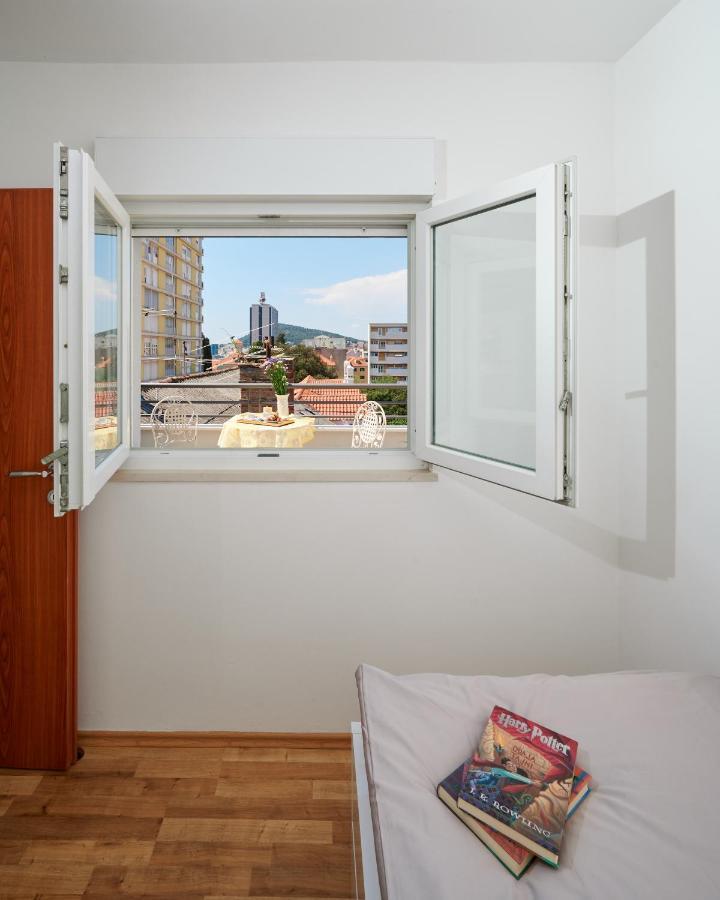 Modern & Spacious Rooftop Apartment With Natual Sunlight Сплит Екстериор снимка