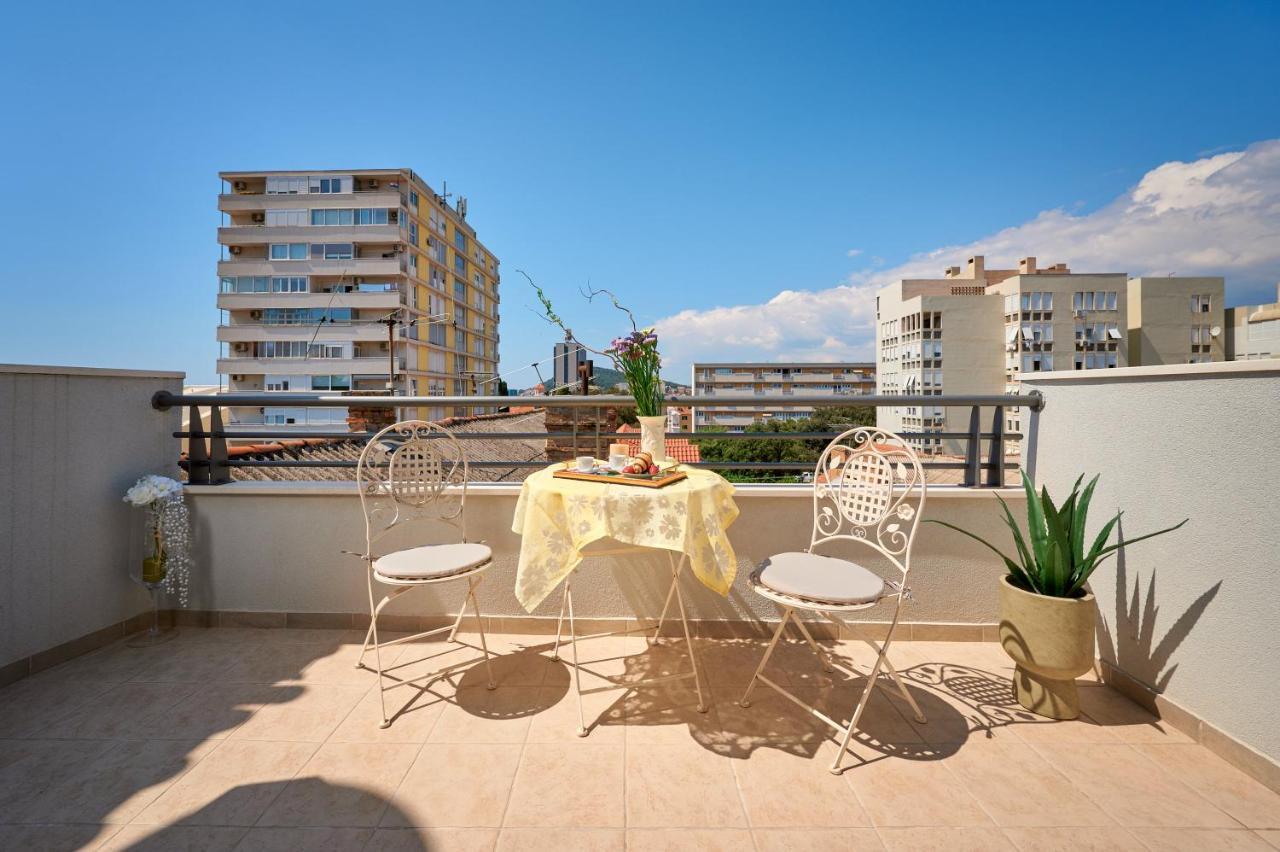 Modern & Spacious Rooftop Apartment With Natual Sunlight Сплит Екстериор снимка
