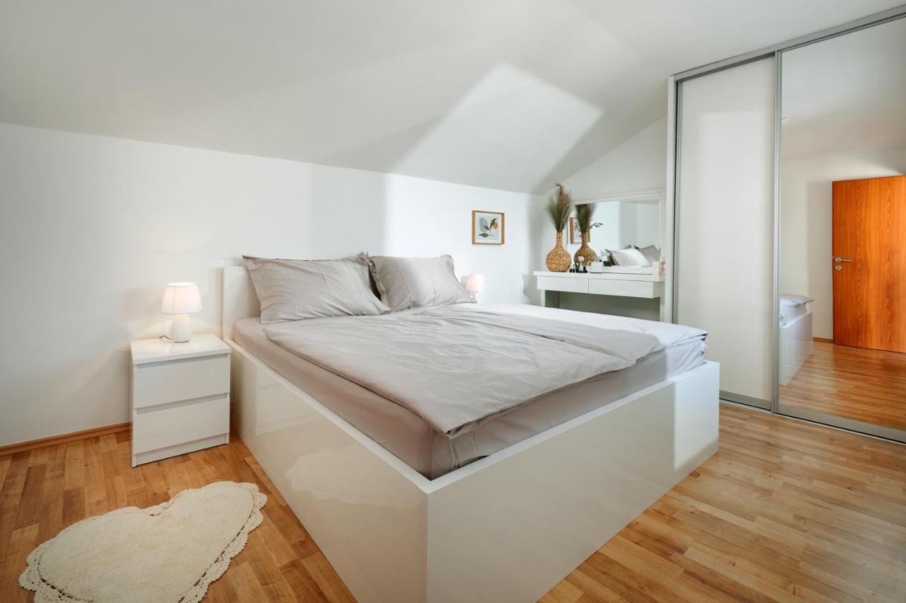Modern & Spacious Rooftop Apartment With Natual Sunlight Сплит Екстериор снимка