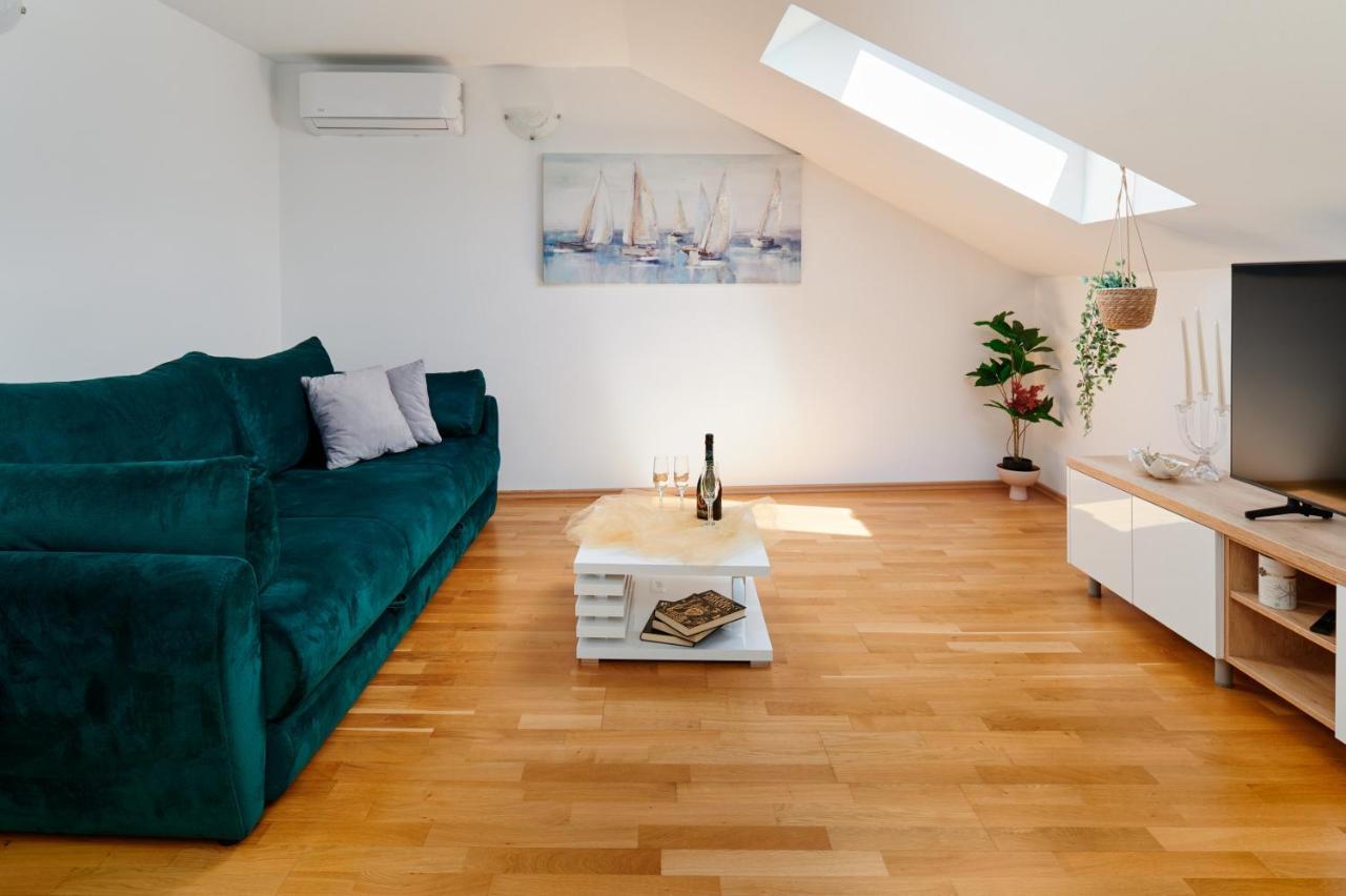 Modern & Spacious Rooftop Apartment With Natual Sunlight Сплит Екстериор снимка